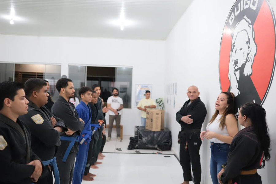 Michelle Melo entrega materiais esportivos a jovens atletas de Jiu-Jítsu